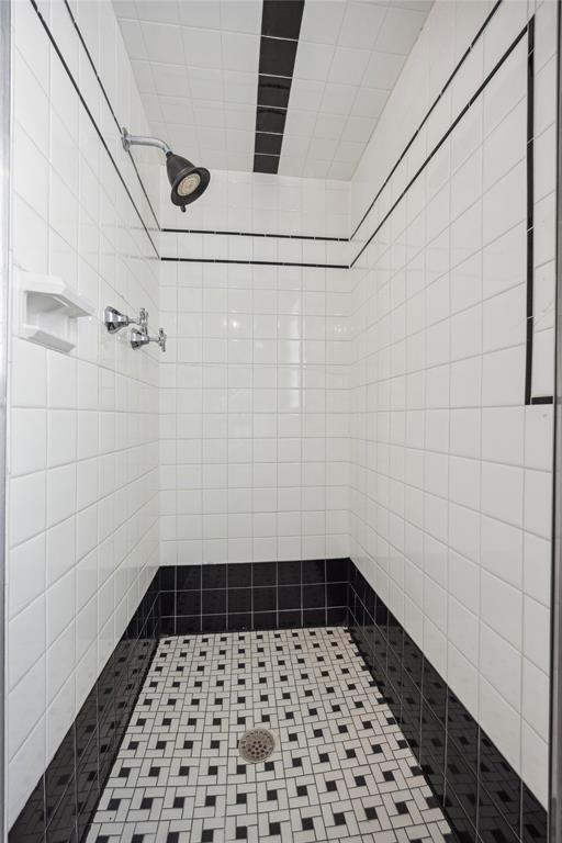 500 NW 41st St, Oklahoma City, OK 73118 - bathroom with a tile shower