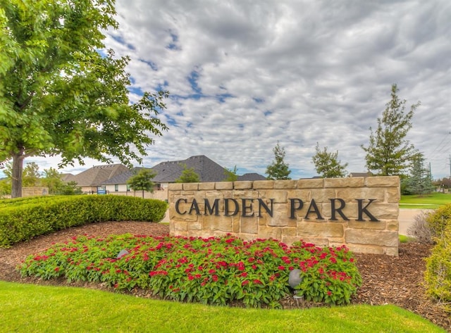 view of community / neighborhood sign