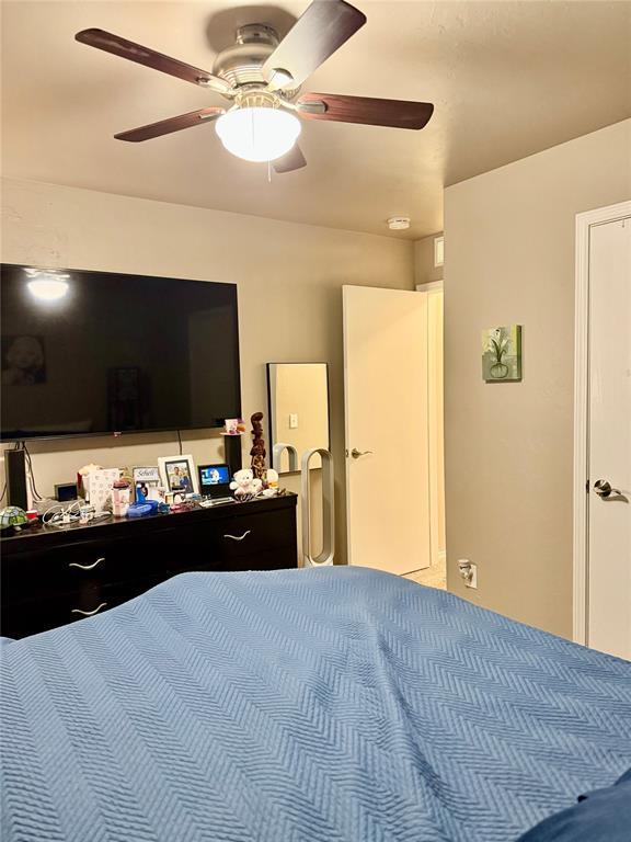 bedroom with a ceiling fan