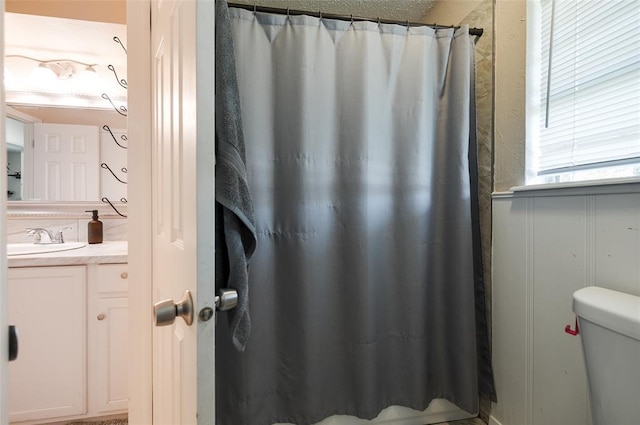 full bath featuring vanity, a shower with curtain, and toilet