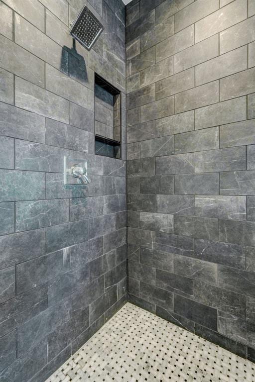 full bathroom featuring a tile shower