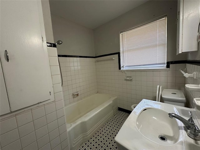 4445 NW 19th St, Oklahoma City, OK 73107 - full bathroom with a sink, tile walls, toilet, and a bath
