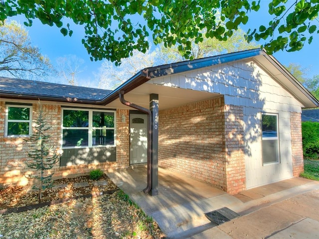 view of front facade with brick siding