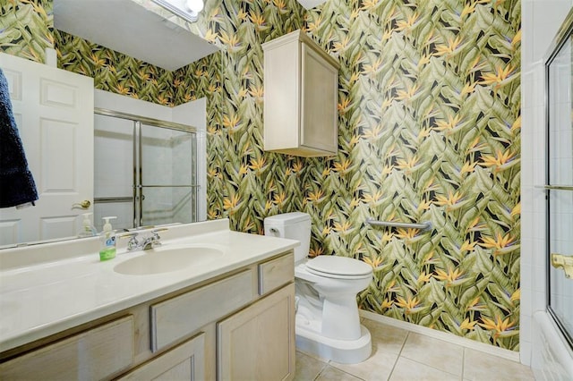 4408 32nd Pl, Oklahoma City, OK 73112 - full bath featuring toilet, baseboards, tiled shower, and wallpapered walls