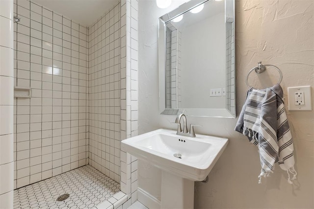 905 NW 40th St, Oklahoma City, OK 73118 - bathroom featuring a sink and a stall shower