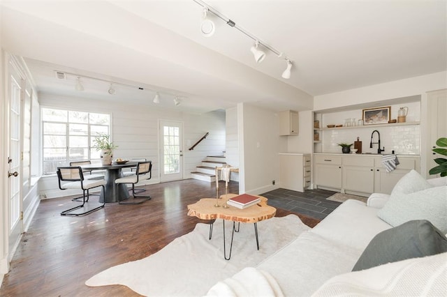 905 NW 40th St, Oklahoma City, OK 73118 - living room featuring dark wood-type flooring, baseboards, rail lighting, and stairs