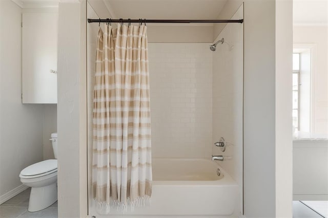 905 NW 40th St, Oklahoma City, OK 73118 - full bath with toilet, baseboards, tile patterned flooring, and shower / tub combo with curtain