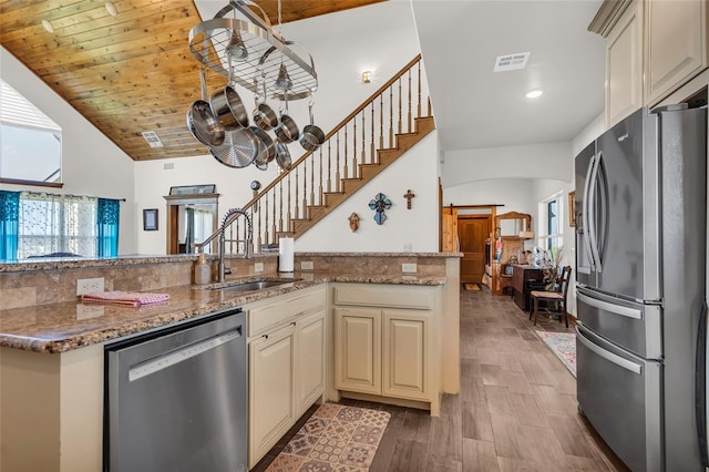 kitchen with visible vents, a sink, cream cabinetry, wood finished floors, and stainless steel appliances