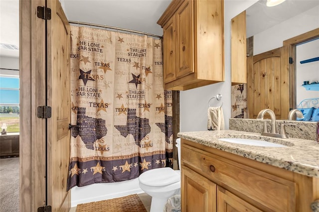 full bathroom featuring a shower with shower curtain, vanity, visible vents, and toilet