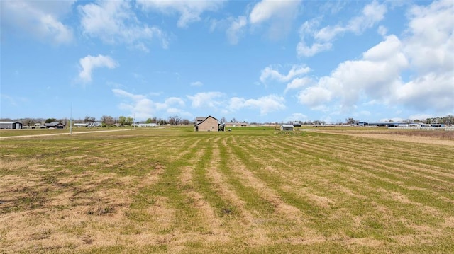 view of yard featuring a rural view