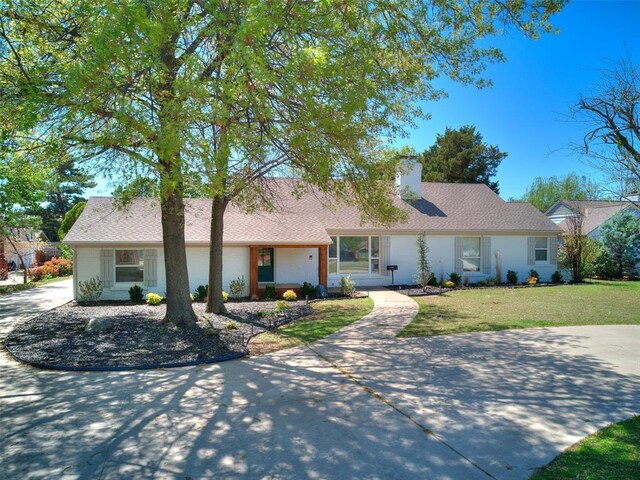 1804 Guilford Ln, Nichols Hills, OK 73120 - ranch-style house featuring a front yard and a chimney