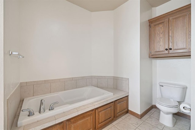 1240 Penny Ln, El Reno, OK 73036 - full bathroom featuring a garden tub, toilet, and baseboards
