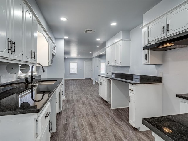 kitchen featuring a sink, visible vents, white cabinetry, and dark wood-style floors