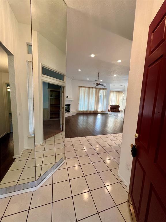 foyer entrance featuring ceiling fan, recessed lighting, light tile patterned flooring, and baseboards