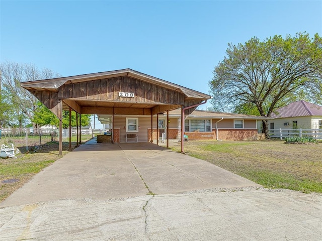 209 S 2nd Ave, Stroud, OK 74079 - view of front facade with a carport, driveway, a front yard, and fence