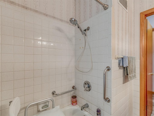 209 S 2nd Ave, Stroud, OK 74079 - full bathroom with shower / tub combination and wallpapered walls
