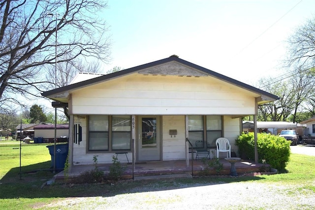 605 SW 6th St, Lindsay, OK 73052 - bungalow-style house featuring a front yard and covered porch