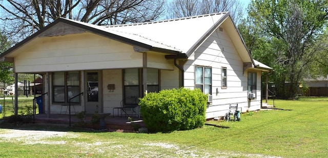 605 SW 6th St, Lindsay, OK 73052 - bungalow with covered porch and a front lawn