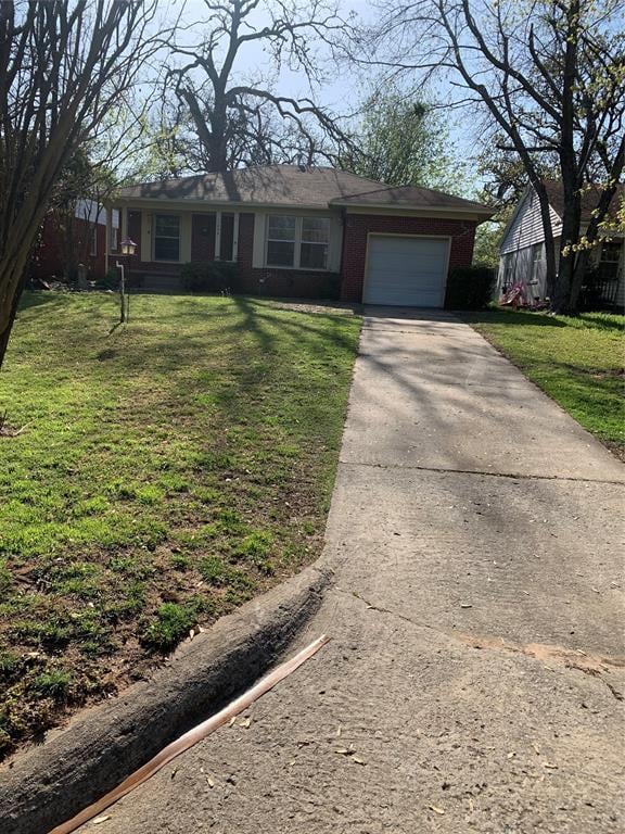 1006 N Market St, Shawnee, OK 74801 - single story home featuring driveway, an attached garage, and a front lawn