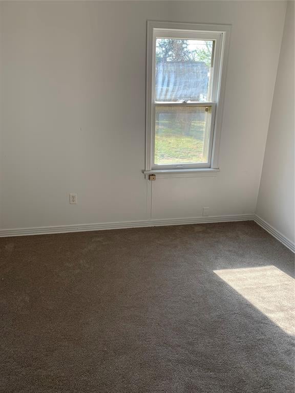 1006 N Market St, Shawnee, OK 74801 - empty room featuring carpet and baseboards