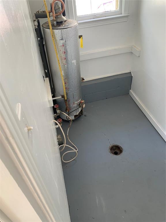 1006 N Market St, Shawnee, OK 74801 - utility room with water heater