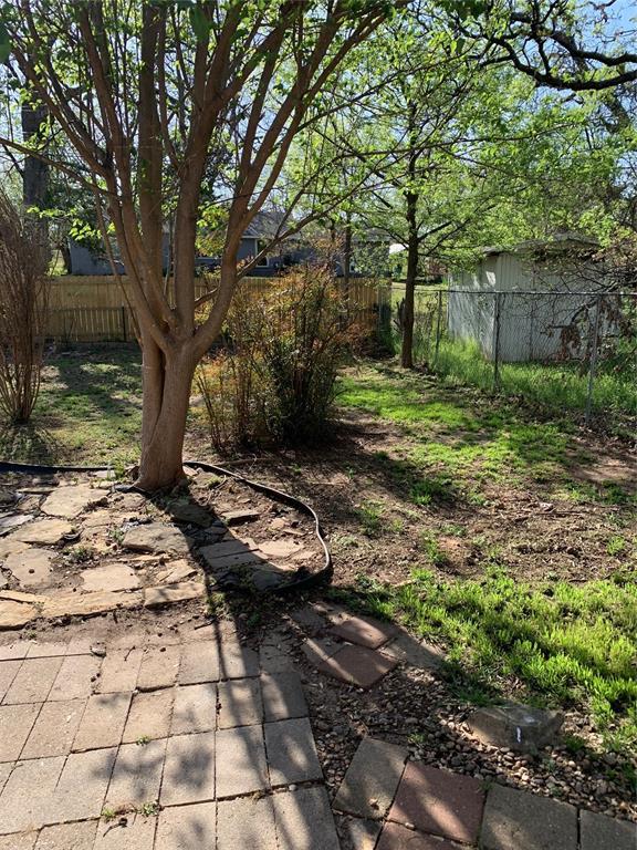 1006 N Market St, Shawnee, OK 74801 - view of yard featuring a fenced backyard