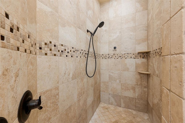 room details featuring tiled shower