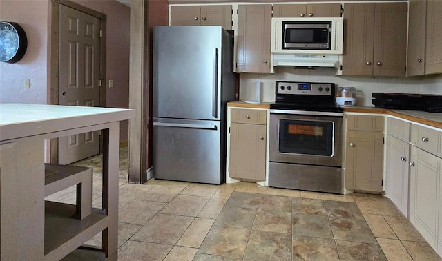 17904 Kings Rd, Shawnee, OK 74801 - kitchen featuring stainless steel appliances, under cabinet range hood, and light countertops