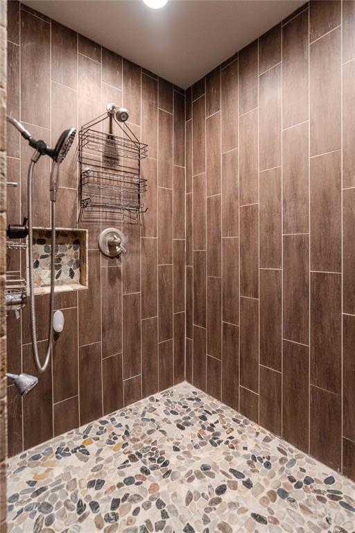 4556 Cobra Ln, Kingston, OK 73439 - bathroom featuring a tile shower