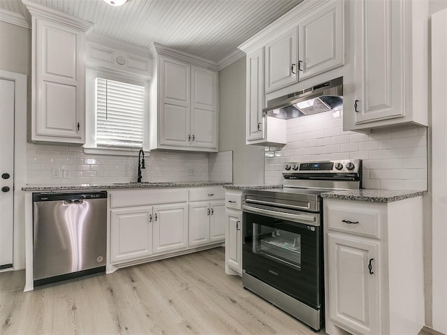 kitchen featuring a sink, appliances with stainless steel finishes, under cabinet range hood, crown molding, and light wood-style flooring