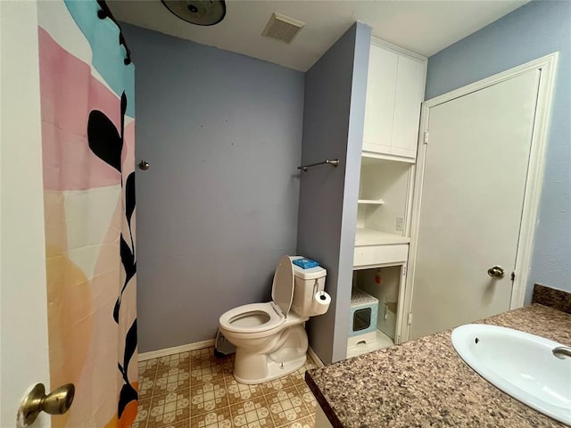 136 Skyline Dr, Chickasha, OK 73018 - bathroom with a shower with curtain, visible vents, toilet, a sink, and baseboards