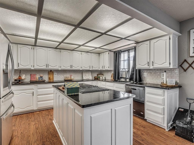 7 Kaross Dr, Shawnee, OK 74801 - kitchen with dishwashing machine, stainless steel fridge, black electric stovetop, light wood-style floors, and a center island