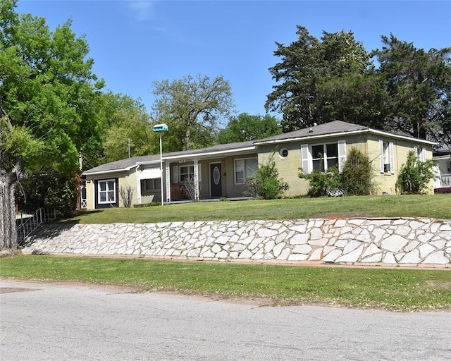 single story home with a front lawn
