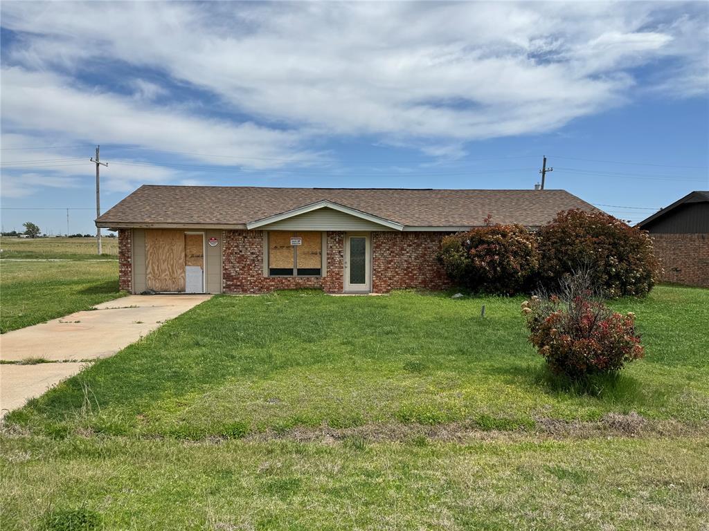 414 S Highland Ave, Hobart, OK 73651 - ranch-style home featuring brick siding, driveway, and a front lawn
