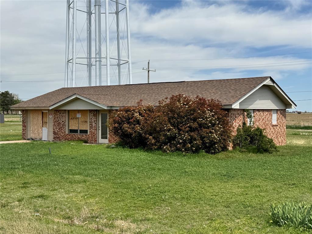 414 S Highland Ave, Hobart, OK 73651 - ranch-style home featuring roof with shingles, a front yard, and brick siding