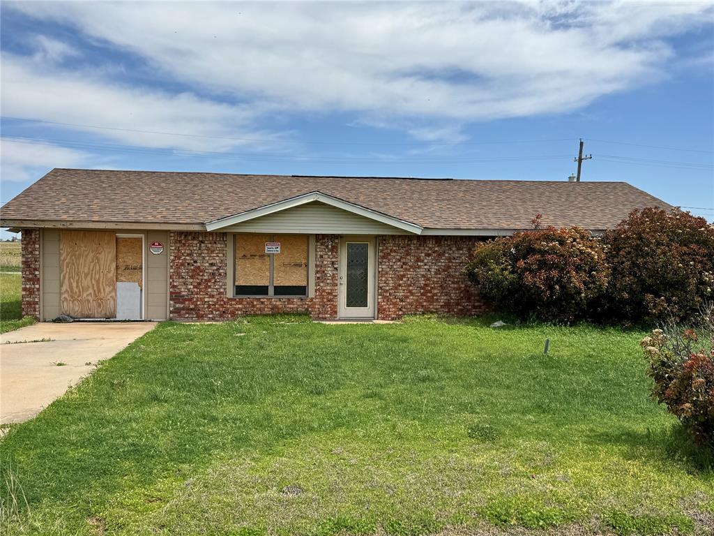 414 S Highland Ave, Hobart, OK 73651 - single story home with concrete driveway, roof with shingles, brick siding, and a front lawn