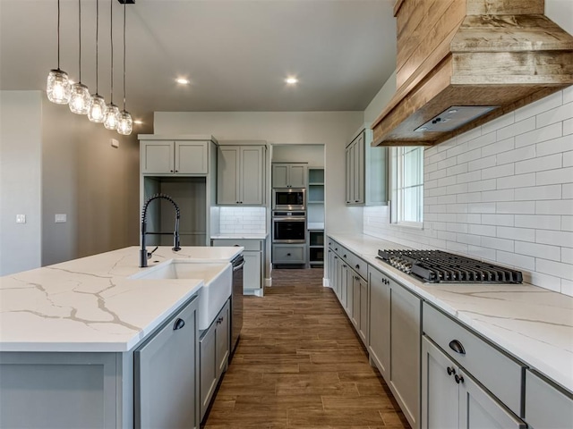 15528 NE 36th St, Choctaw, OK 73020 - kitchen featuring dark wood finished floors, stainless steel appliances, gray cabinets, a sink, and premium range hood