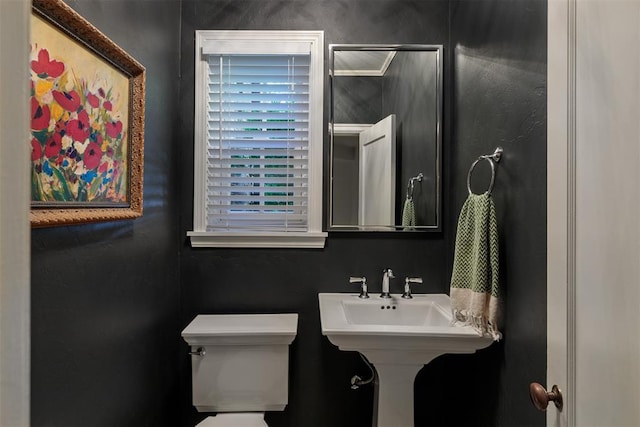 812 NW 38th St, Oklahoma City, OK 73118 - half bathroom featuring toilet