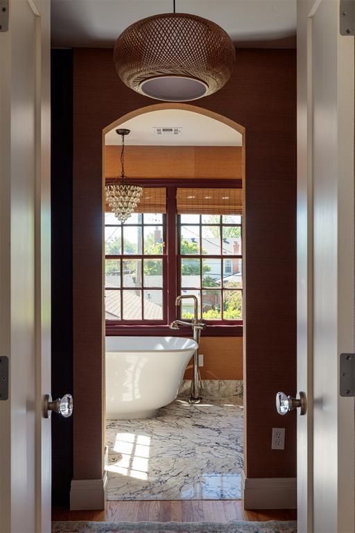 812 NW 38th St, Oklahoma City, OK 73118 - full bathroom with a freestanding bath, baseboards, a chandelier, and visible vents