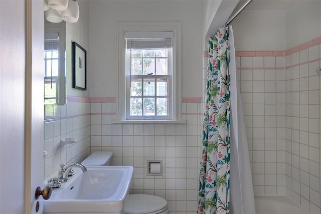 812 NW 38th St, Oklahoma City, OK 73118 - full bathroom featuring tile walls, toilet, tiled shower, and a sink