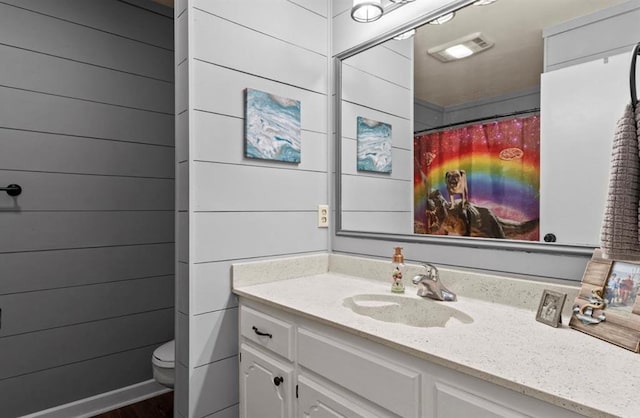 full bathroom with wood finished floors, vanity, toilet, a shower with shower curtain, and visible vents