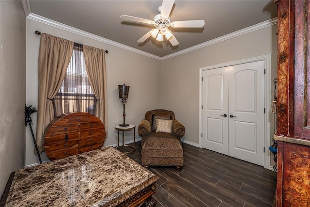 living area with dark wood-style floors, baseboards, ornamental molding, and ceiling fan