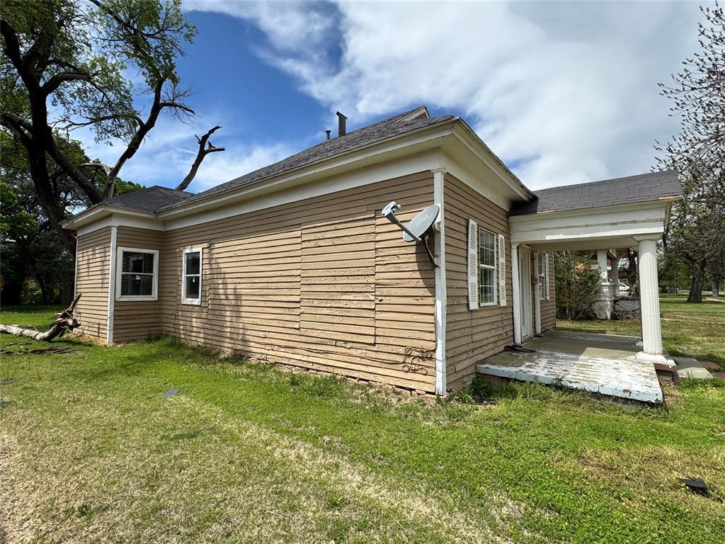 view of side of property featuring a lawn