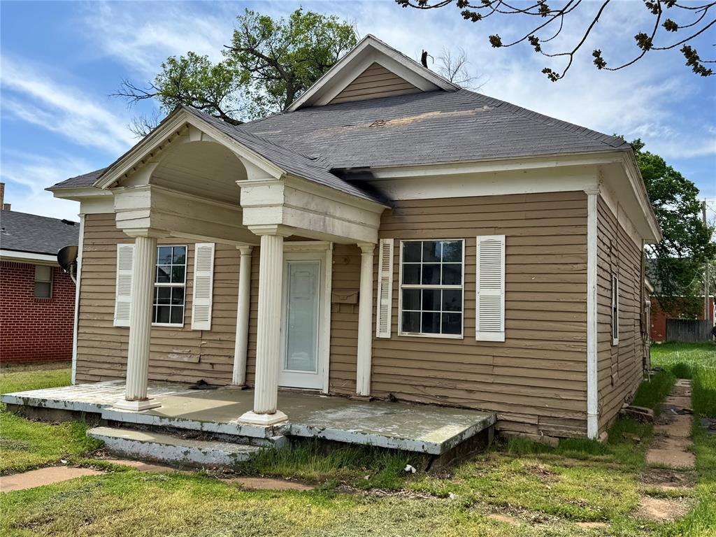 view of front of property featuring roof with shingles