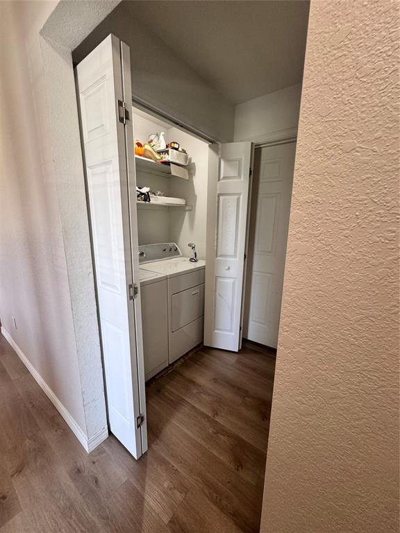 705 Cambridge Dr, Sulphur, OK 73086 - laundry area featuring dark wood-style flooring, a textured wall, and independent washer and dryer
