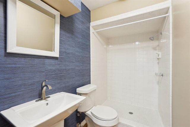 10404 Durham Dr, Oklahoma City, OK 73162 - bathroom featuring toilet, tiled shower, and a sink