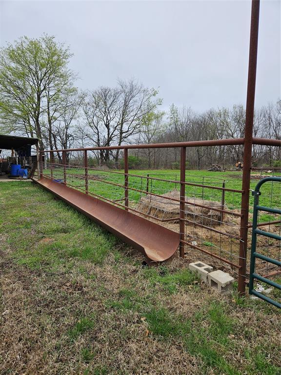 view of yard featuring a rural view