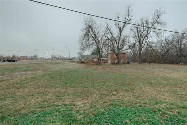 1319 S Division St, Guthrie, OK 73044 - view of green lawn