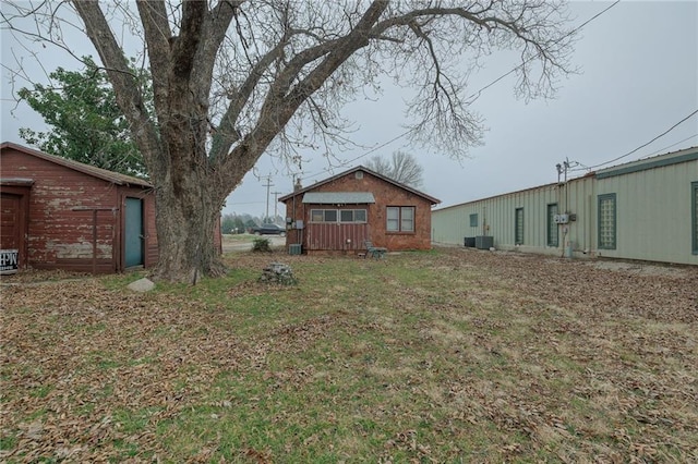 1319 S Division St, Guthrie, OK 73044 - view of yard with central AC