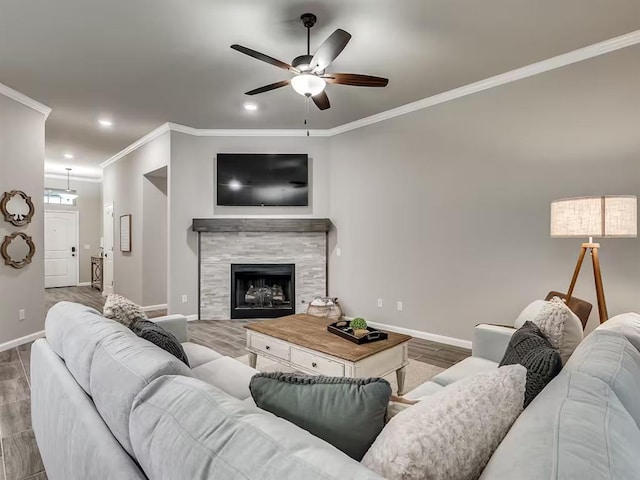 living area featuring recessed lighting, wood finished floors, ornamental molding, baseboards, and ceiling fan